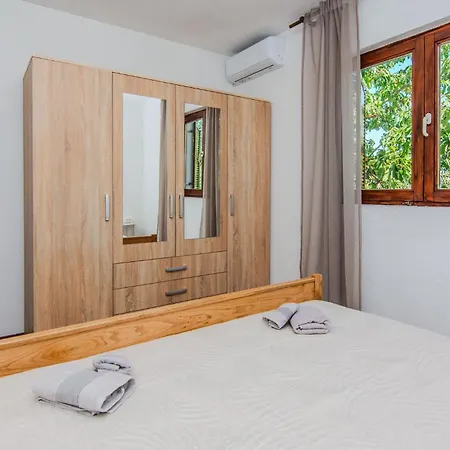 Feriehus Gorgeous In Popovici With Wifi *